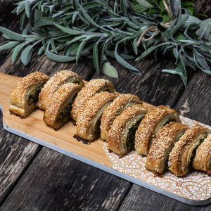 מאפה מנגולד, גבינת שקדים ובצל מקורמל עטוף בצק עלים בעבודת יד